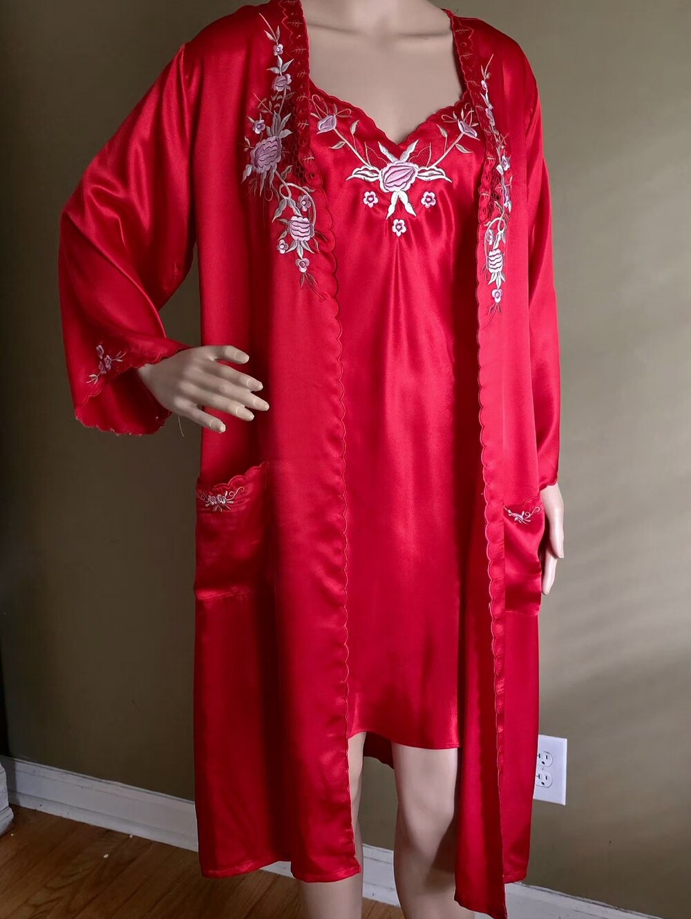 Vintage 雅叶尔 Yǎyèěr Red Silk Embroidered Robe & Nightgown Set